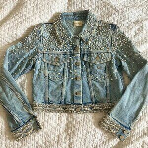 Gorgeous and show-stopping Alice + Olivia Nelson Denim Jacket